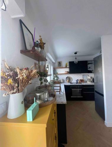 - une cuisine avec un comptoir jaune dans une pièce dans l'établissement Magnifique appartement - Centre ville de Vannes à pied, à Vannes