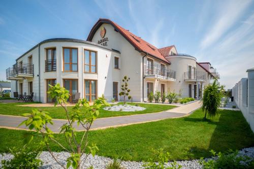 Κήπος έξω από το Amber Park Spa