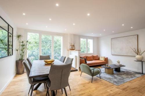 une salle à manger et un salon avec une table et des chaises dans l'établissement Magnifique appartement au cœur du 5ème arrondissement de Paris, à Paris