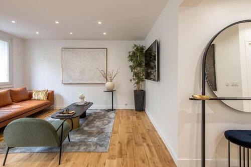 un salon avec un canapé et une table dans l'établissement Magnifique appartement au cœur du 5ème arrondissement de Paris, à Paris