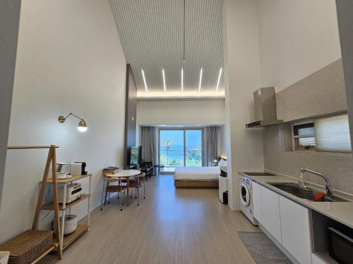 Η κουζίνα ή μικρή κουζίνα στο Jeju Badayeon Villa