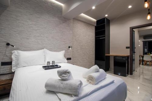 Postel nebo postele na pokoji v ubytování Melina's Urban Luxury Apt in Chania centre