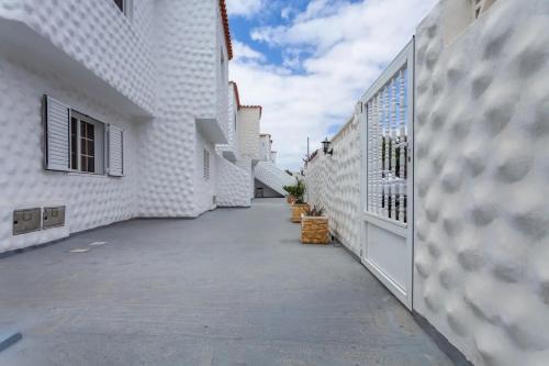 an alleyway between two white buildings at Solymar Jasmin A8 in Costa Calma