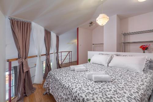 Deluxe Apartment Marina with a private parking