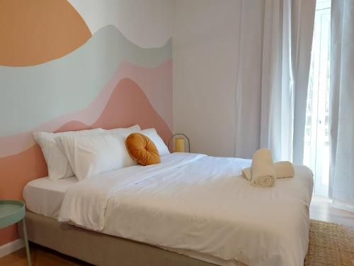 テルアビブにあるZuzu Studio apartmentsのベッドルーム1室(ベッド1台、帽子2つ、枕付)