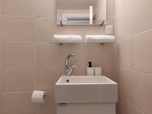 テルアビブにあるZuzu Studio apartmentsの洗面台とトイレ付きのバスルーム