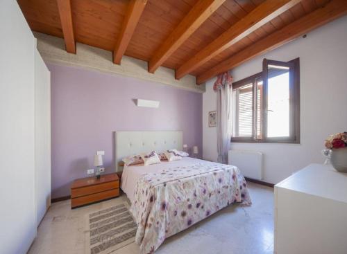 une chambre blanche avec un lit et une fenêtre dans l'établissement Casa Ale e Ale Quartucciu sud Sardegna, à Quartucciu