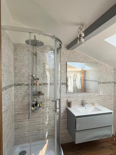 Koupelna v ubytování Maison chaleureuse entre pins et ocean