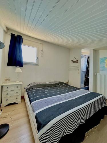 une chambre avec un grand lit et une fenêtre dans l'établissement Charmant triplex au bord de l'eau 5VDB29, au Barcarès