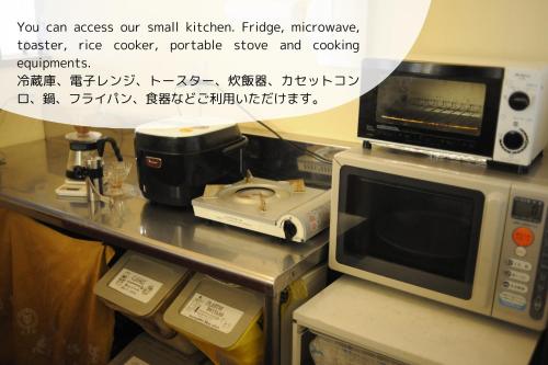a microwave and a toaster oven on a counter at 1166 Backpackers in Nagano