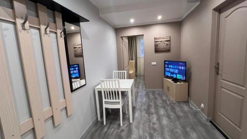 Μια τηλεόραση ή/και κέντρο ψυχαγωγίας στο Riverside Promenade apartment M3