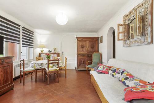 un salon avec un canapé et une table dans l'établissement Appartement climatisé au Lavandou, au Lavandou