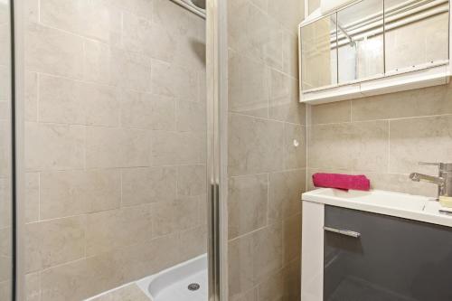 a bathroom with a shower and a sink at Appartement climatisé au Lavandou in Le Lavandou