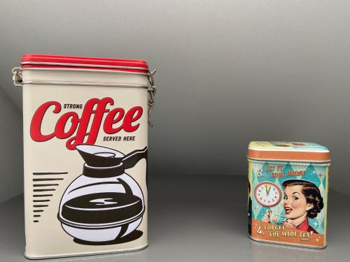 a can of coffee next to a small tin of coffee at Le Chic Vintage in Contrexéville