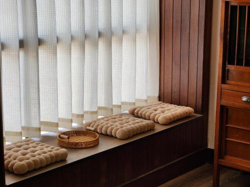 Cama o camas de una habitación en 包棟-事務所洋樓 The Remote Living-台南獨棟古典洋樓8-10人 停四台車