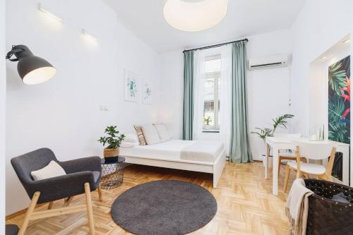 Private Parking - Old Town - Św Krzyża 16 Street