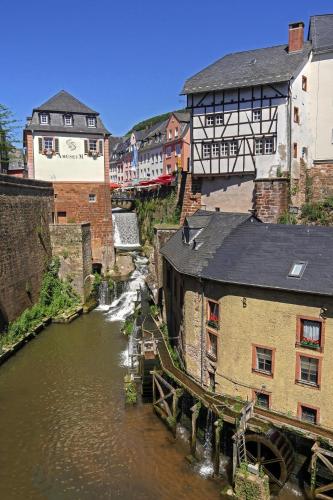 a view of a river in a town with buildings at Ferienwohnungen Im Kimmelreich in Irsch