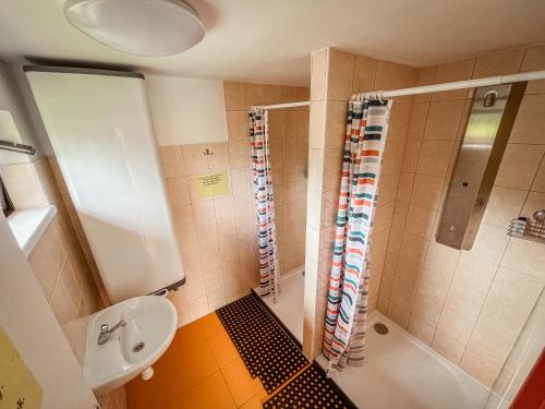 Koupelna v ubytování Karavan 3 v areálu Koupaliště Bystré v Orlických horách