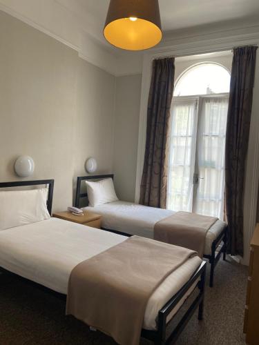 Postel nebo postele na pokoji v ubytování Lords Hotel
