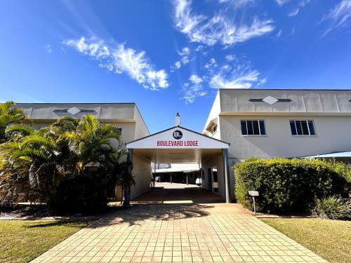 a building with a sign that reads championship drive at Boulevard Lodge Bundaberg in Bundaberg