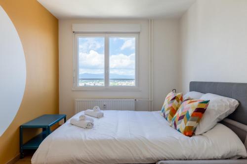 une chambre avec un lit avec une fenêtre dans l'établissement Travel Homes - Wilnest, Nested with a view, à Mulhouse