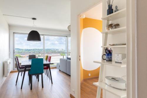 une salle à manger et un salon avec une table et des chaises dans l'établissement Travel Homes - Wilnest, Nested with a view, à Mulhouse