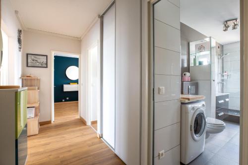 La salle de bains est pourvue d'un lave-linge et d'un sèche-linge. dans l'établissement Travel Homes - Wilnest, Nested with a view, à Mulhouse