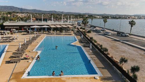 una vista aérea de una piscina con gente en el agua en TAIGA Delta de l'Ebre, en L'Ampolla