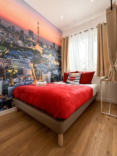 - une chambre avec une fresque murale représentant les toits de la ville dans l'établissement Nets Inn apartments - La Coulée Verte, à Paris