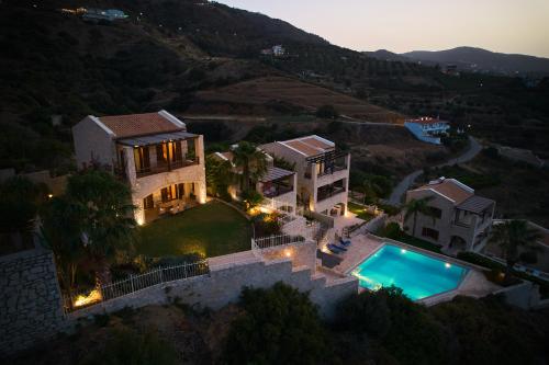 Bazén v ubytovaní Villa Paradissi in Crete alebo v jeho blízkosti