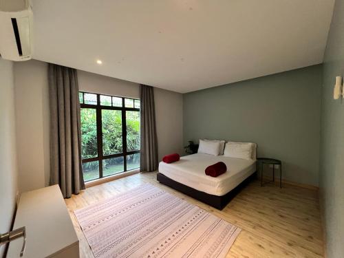a bedroom with a bed and a large window at Commons Pool Villa Lot 1021 - Fong Homestay in Kampong Alor Gajah