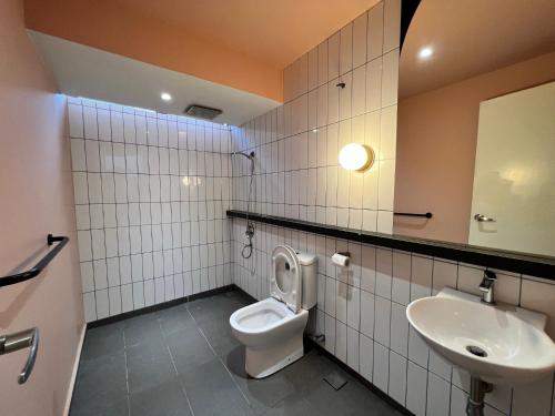 a bathroom with a toilet and a sink at Commons Pool Villa Lot 1021 - Fong Homestay in Kampong Alor Gajah