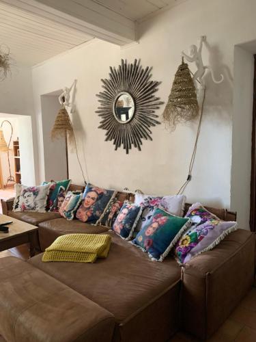 - un salon avec un canapé marron et des oreillers dans l'établissement À casa nostra, à Santo-Pietro-di-Tenda