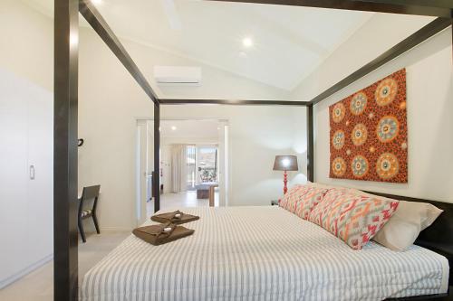 1 dormitorio con 1 cama y una pintura en la pared en Best Western Plus The Ranges Karratha, en Karratha