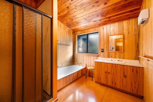 Phòng tắm tại Lake View Lodge - Taupo Holiday Home