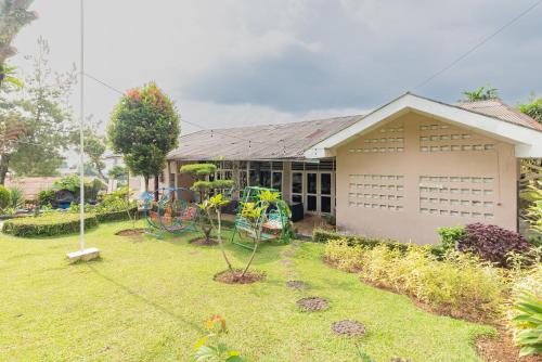 Κήπος έξω από το RedDoorz at House Of Dirga Cisarua Puncak