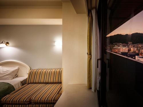 Postel nebo postele na pokoji v ubytování Kobe Sannomiya Union Hotel