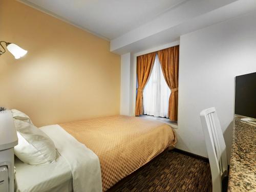 Postel nebo postele na pokoji v ubytování Kobe Sannomiya Union Hotel