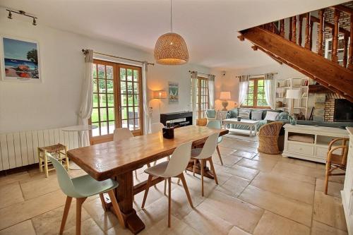 un salon avec une table et des chaises en bois dans l'établissement Annonce professionnelle. Jolie maison de vacances 4 chambres avec jardin à proximité de la plage, pour 8 personnes. WIFI, à Hardelot-Plage