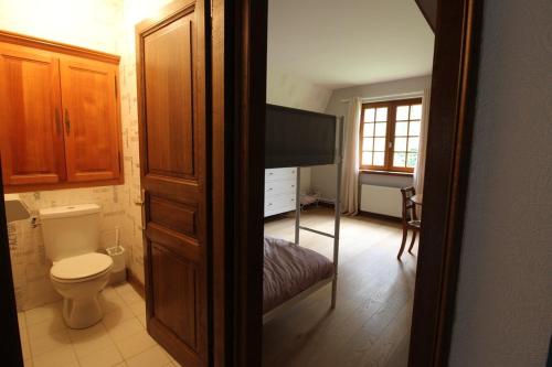 - une salle de bains avec toilettes et une télévision dans la chambre dans l'établissement Annonce professionnelle. Jolie maison de vacances 4 chambres avec jardin à proximité de la plage, pour 8 personnes. WIFI, à Hardelot-Plage