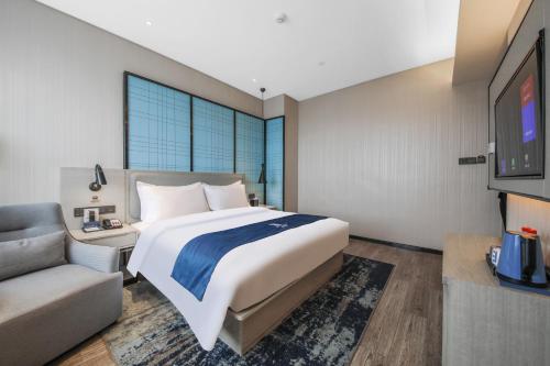 Katil atau katil-katil dalam bilik di Echarm Hotel Zhongxiang Mochou Lake Branch