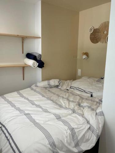 Cette petite chambre comprend : dans l'établissement L'Oranger, à Beg-Meil