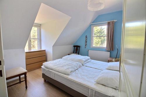 une chambre avec un grand lit aux murs bleus dans l'établissement Annonce professionnelle. Jolie maison de vacances 4 chambres avec piscine extérieur, à proximité de la plage, pour 8 à 1, à Hardelot-Plage