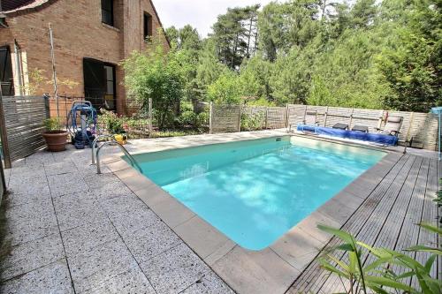 une piscine dans l'arrière-cour d'une maison dans l'établissement Annonce professionnelle. Jolie maison de vacances 4 chambres avec piscine extérieur, à proximité de la plage, pour 8 à 1, à Hardelot-Plage