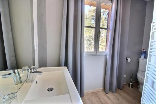 une salle de bain blanche avec un lavabo et une fenêtre dans l'établissement Annonce professionnelle. Jolie maison de vacances 4 chambres avec piscine extérieur, à proximité de la plage, pour 8 à 1, à Hardelot-Plage