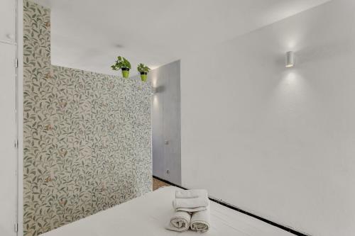 un par de zapatos sentados en una cama en un baño en Apartamento Con Encanto, en Maspalomas