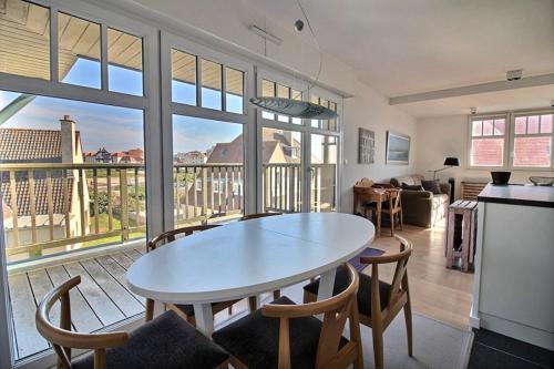 une cuisine et une salle à manger avec une table et des chaises dans l'établissement Annonce professionnelle. Appartement 2 chambres avec terrasse Sud, à 50m de la plage, pour 4 à 5 personnes, à Hardelot-Plage