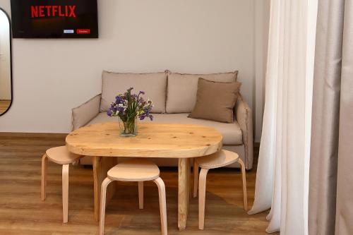 Χώρος καθιστικού στο LOCAL SUITES - Nea Moudania Chalkidiki
