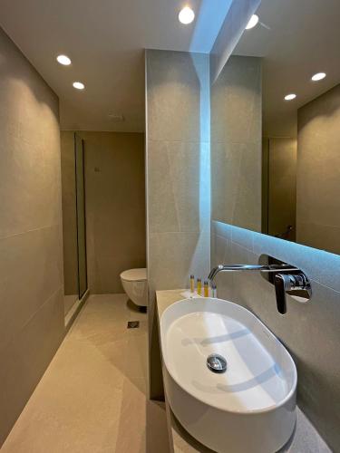 Ένα μπάνιο στο LOCAL SUITES - Nea Moudania Chalkidiki