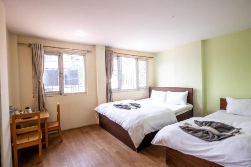 Postel nebo postele na pokoji v ubytování Hotel Harmony & Little Bites Bistro